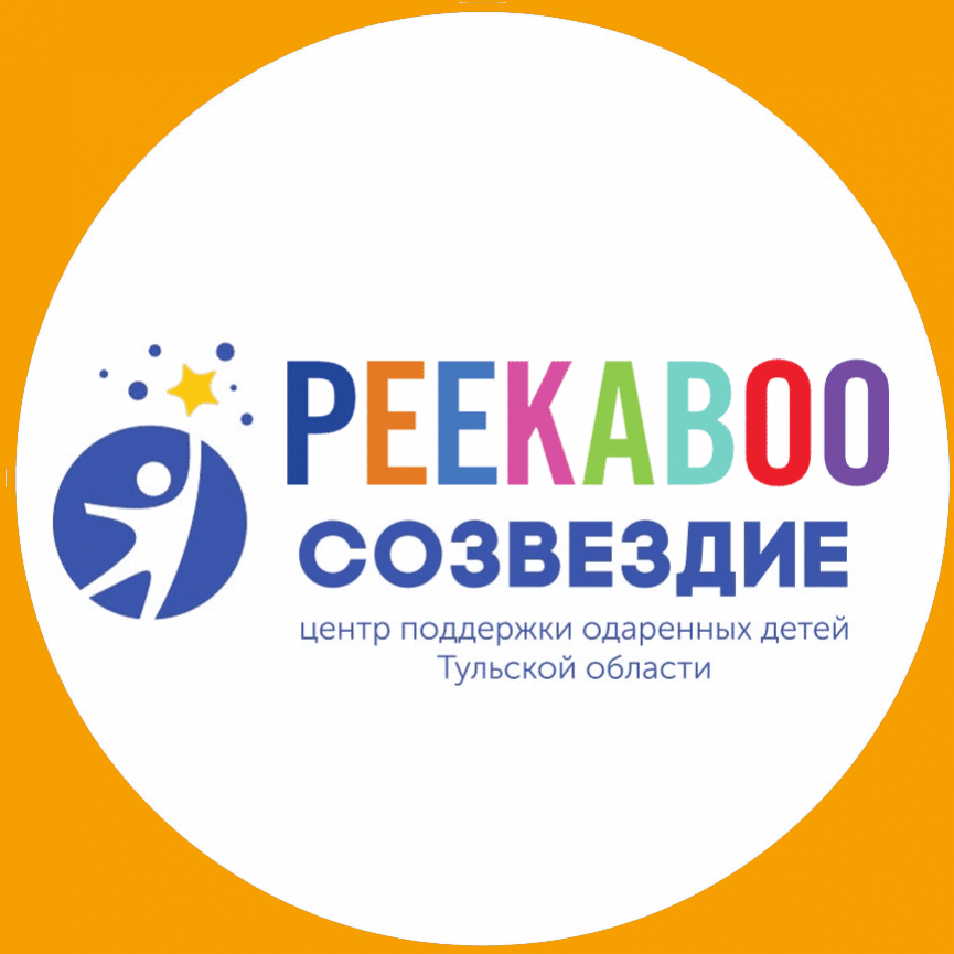 Туристы наслаждаются захватывающими видами снежных вершин, создающими атмосферу умиротворения и гармонии